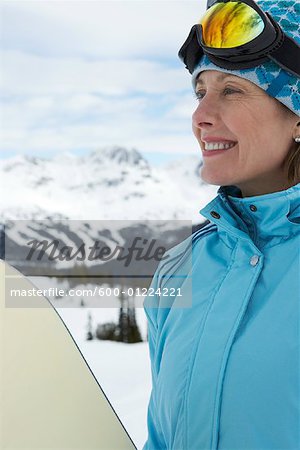 Porträt Frau mit Snowboard, Whistler, BC, Kanada