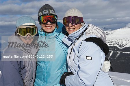 Portrait de trois femmes sur pentes de Ski, Whistler, Colombie-Britannique, Canada