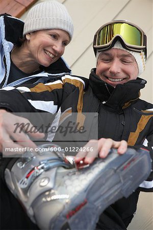 Couple décollant de chaussures de Ski, Whistler, Colombie-Britannique, Canada