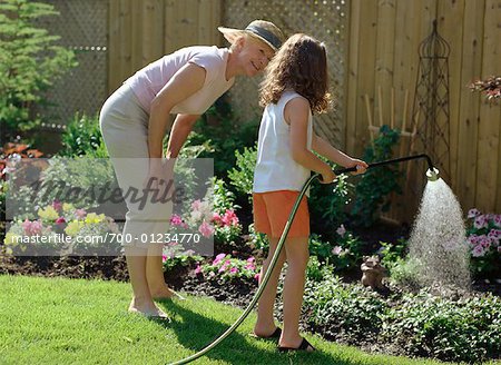 Grand-mère et petite-fille d'arroser les plantes