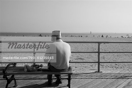 Vieil homme avec le Sandwich à Coney Island, New York City, USA