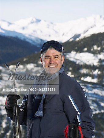 Porträt des Mannes mit Skiern