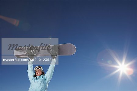 Porträt Frau hält Snowboard