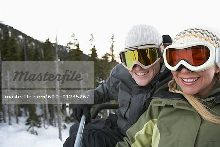 Porträt des Paares am Skilift