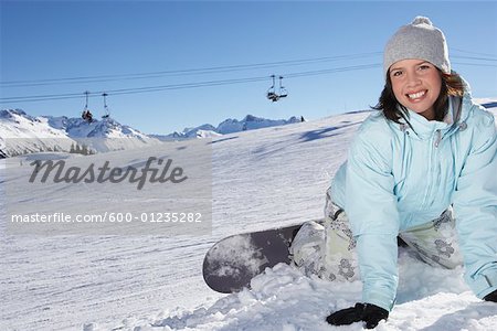 Femme tombée en bas de Snowboard