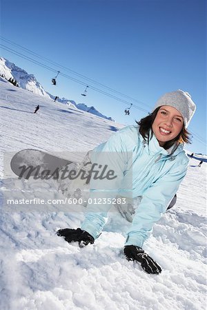 Femme tombée en bas de Snowboard