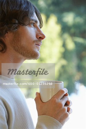 Homme tenant la tasse de café