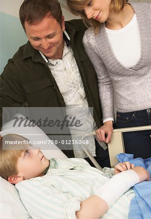 Eltern, die ihren Sohn im Krankenhaus Besuch