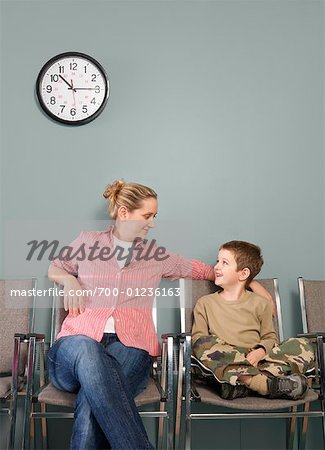 Mutter und Sohn im Wartezimmer