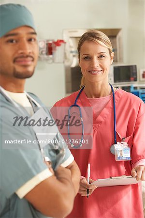 Krankenschwester und Arzt im Krankenhauszimmer