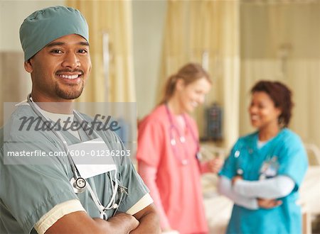 Portrait du docteur avec les infirmières en arrière-plan