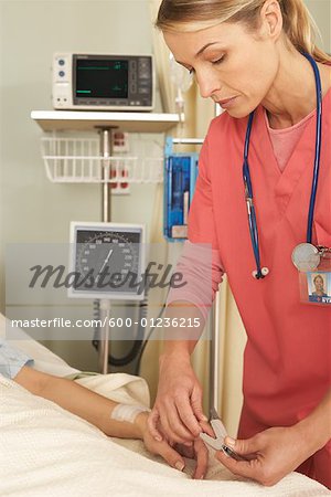 Infirmier moniteur d'oxygène contrôle du Patient