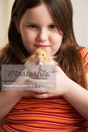Porträt von Girl Holding Hamster