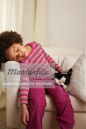 Petite fille et chien dormir