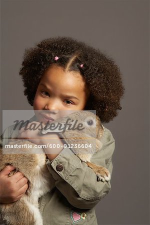 Portrait de lapin Girl Holding