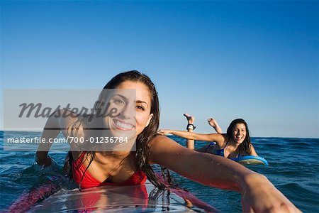 Frauen auf Surfbretter