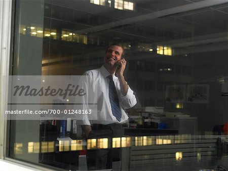 Homme d'affaires à l'aide de téléphones cellulaires