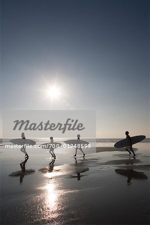 Familie am Strand, mit Surfboards