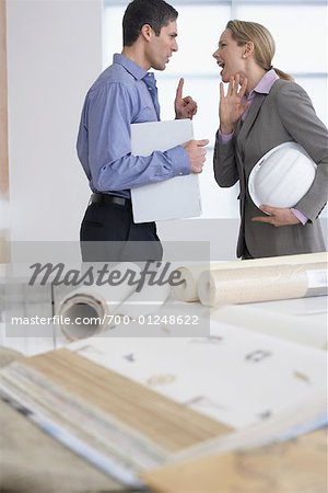 Homme et femme Fighting sur chantier