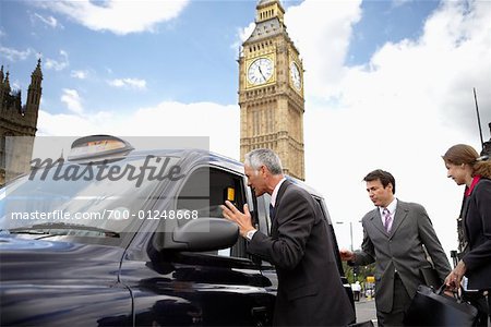 Geschäftsleute, die immer in Taxi, London, England