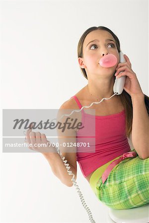 Jeune fille à l'aide du téléphone