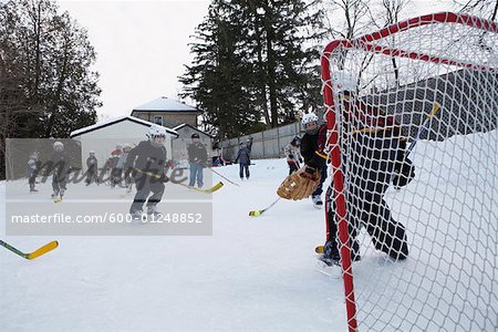 Enfants jouent au Hockey