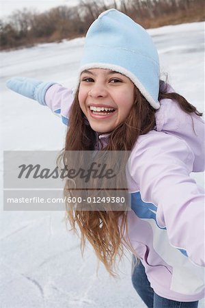 Fille de patinage en plein air