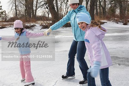 Mère et filles patinage