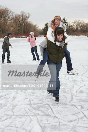 Homme donnant ""piggyback"" femme Ride sur glace