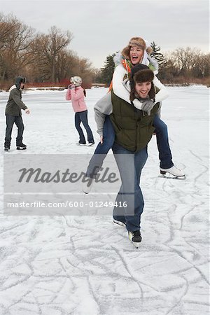 Mann Frau Piggyback Ride auf Eis bei