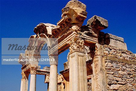 Faible angle Découvre de vieilles ruines d'un temple, le Temple d'Hadrien, Ephèse, Turquie