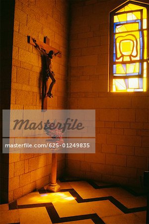 Statue de Jésus-Christ sur un mur avec un vase de fleurs sur le plancher dans une basilique, la Basilique de l'Annonciation, Nazareth, Israël