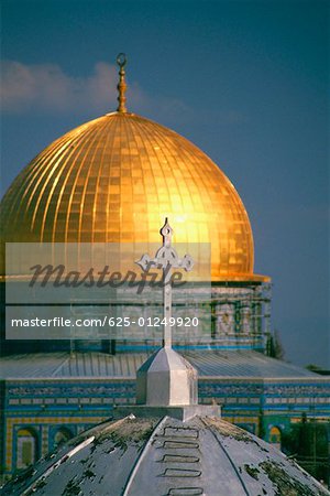 Kreuz auf der Kuppel der Kirche mit einer Moschee im Hintergrund, Dome Of The Rock, Jerusalem, Israel