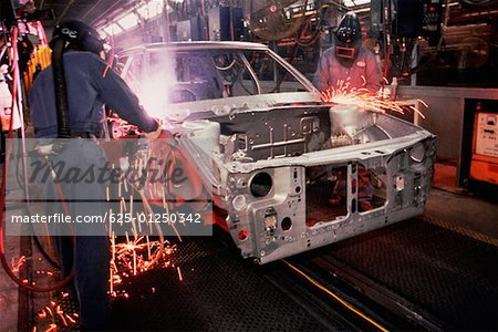 Travailleurs soudent carrosseries, usine de Chrysler, Newark, Delaware