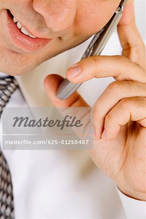 Portrait d'un homme d'affaires parlant sur un téléphone mobile