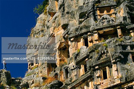 Vue d'angle faible des grottes sur les rochers, tombeau de roche lycienne, Myra, Turquie