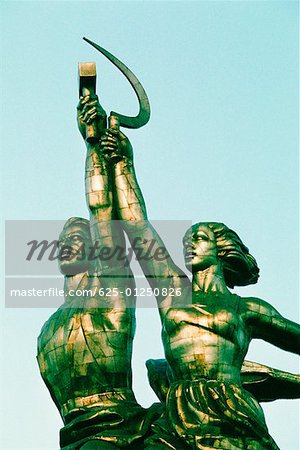 Vue d'angle faible de statues, Statue de travailleurs agricoles, Moscou, Russie