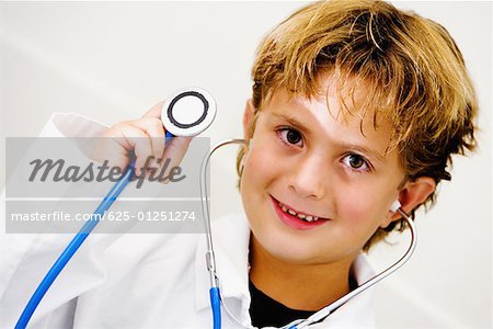 Portrait d'un garçon tenant un stéthoscope