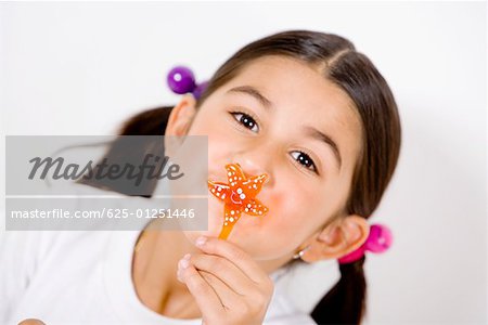 Portrait d'une jeune fille embrassant un bonbon