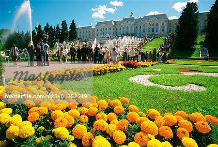 Touristes dans le jardin d'un palais, Grand Palais de Peterhof, Saint-Pétersbourg, Russie