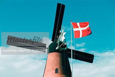 Low Angle View of eine Windmühle und die dänische Flagge, Fyns Amt, Dänemark