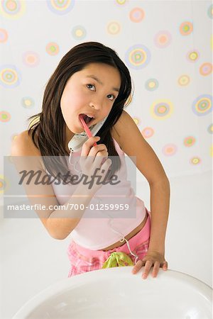 Mädchen putzen Zähne
