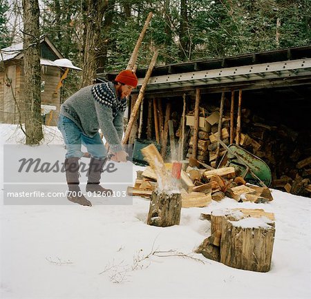 Homme, couper du bois de chauffage, South River, Ontario, Canada