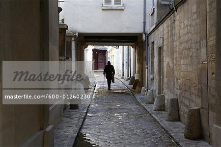 Homme qui marche seul, Paris, France