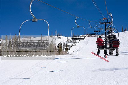 Snowboarder am Skilift, Utah, USA