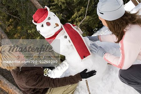 Femmes faisant de bonhomme de neige