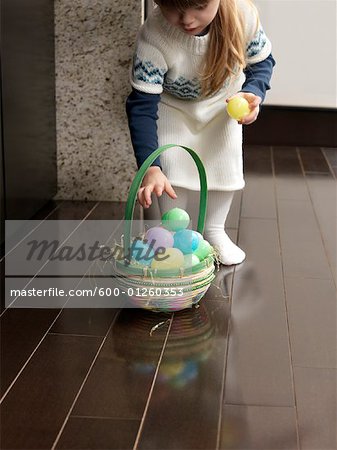 Fille collecte des oeufs de Pâques