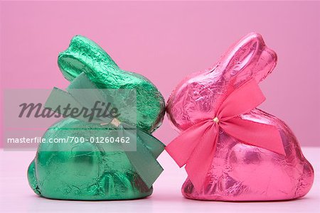 Zwei Schokoladen Osterhasen küssen