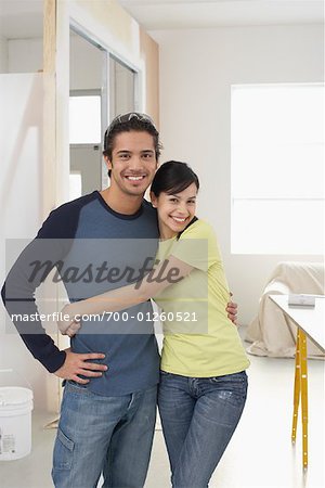 Homme et femme à la maison de décoration