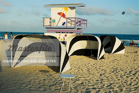 Rettungsschwimmer-Hütte und Zelte am Strand